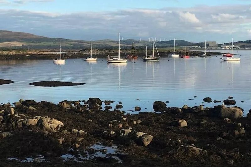 Cozy corner ground floor flat close to the sea! 5 night minimum stay