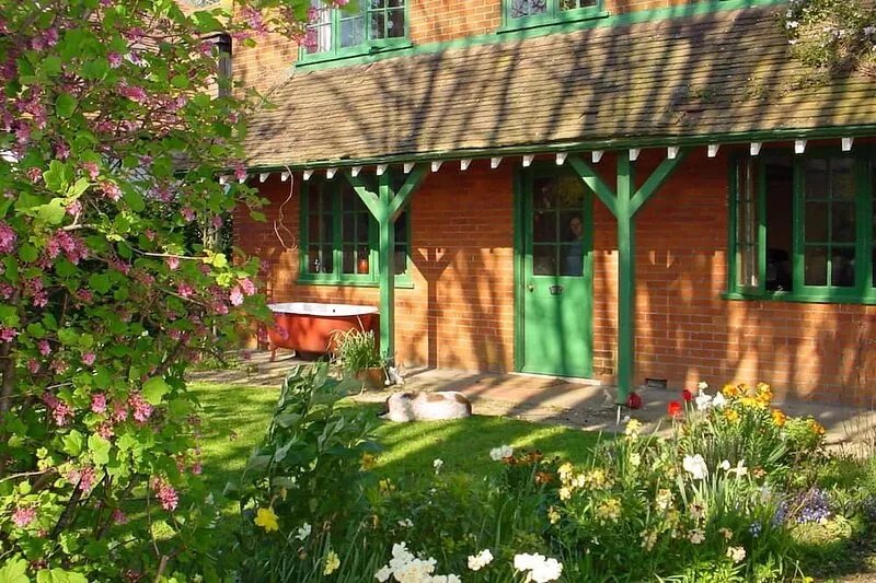 Lovely 7 bedroomed Arts and Crafts New Forest Cottage in Lymington by the coast