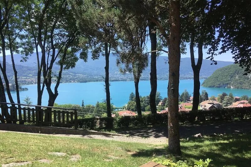 Stunning apartment with panoramic lake and mountain views close to all amenities