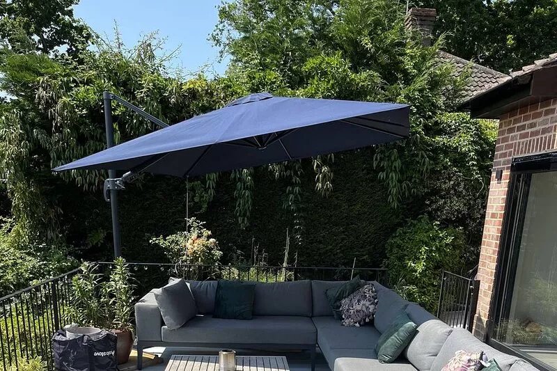 Large outstanding house, 20 mins from the beach with gardens, pool & hot tub