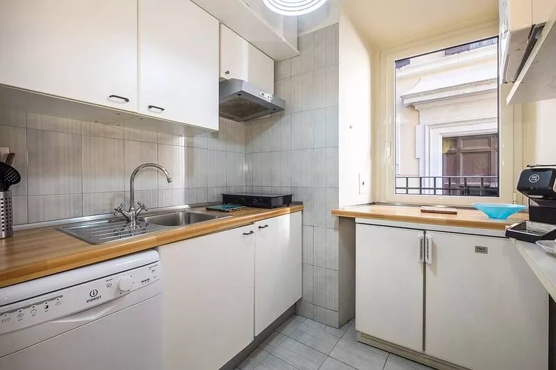 Walking distance for tourism, shopping and business. Do as Romans do