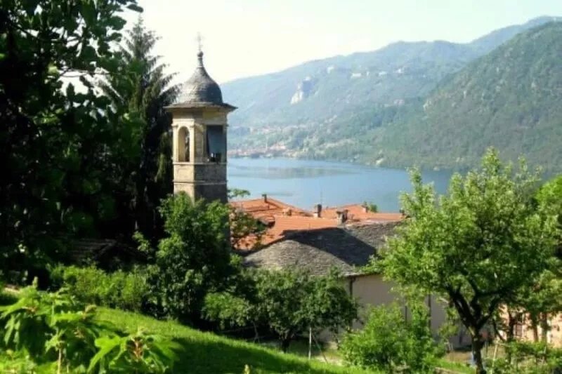 Villa with large private panoramic garden and superb view on lake Orta