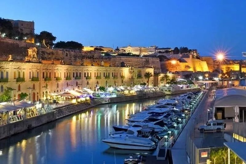 Villa Naxxar Malta - Centrally located, fully AC, 4 bedroom property with Pool