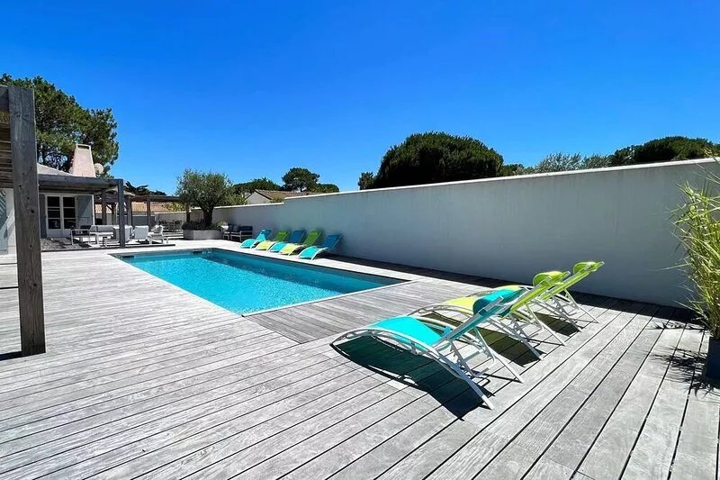 Exceptional villa with heated pool and parking