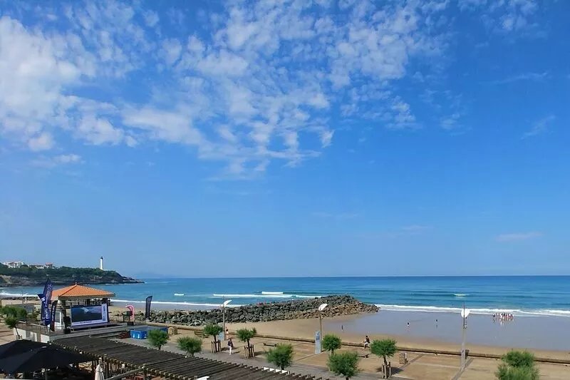 120 m² apartment with view and direct access to the sea