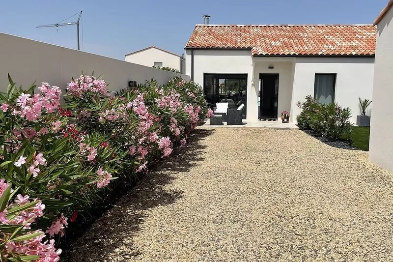 Villa with heated pool, terrace, garden, town center 300m, beach 600m
