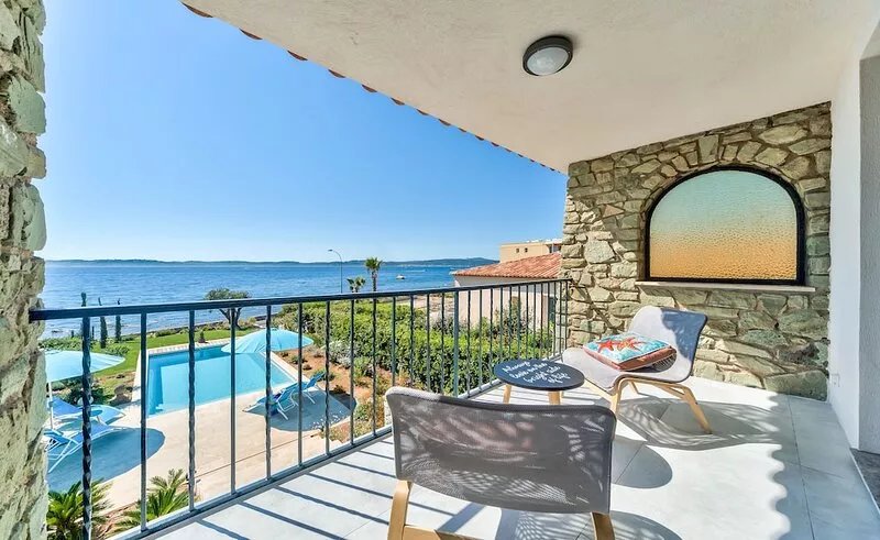VILLA very CENTRAL.. with PANORAMIC SEA VIEWS ! Heated Pool, Parking.