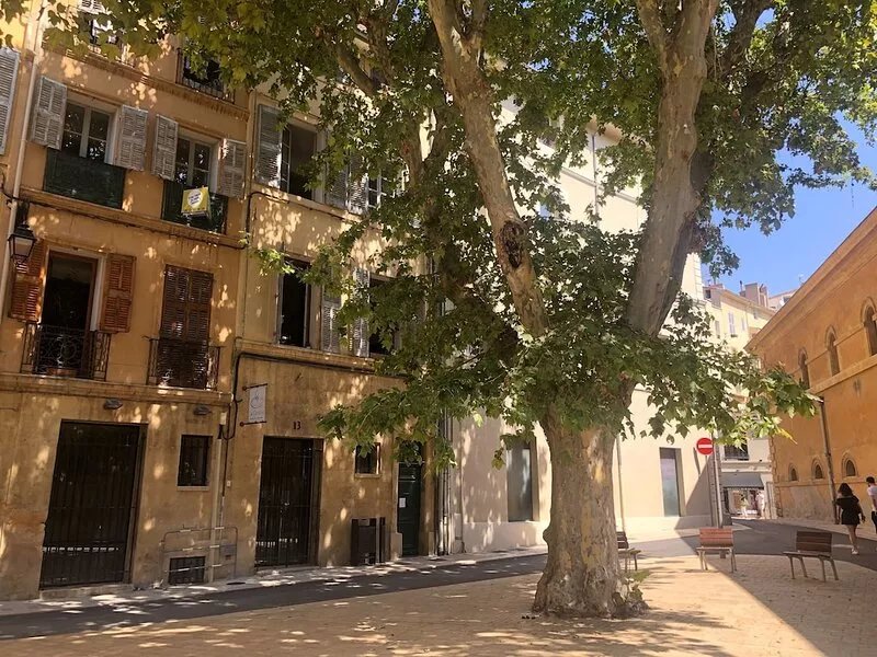 Charming and spacious 3 rooms of 83 m2 in the heart of the historic center of