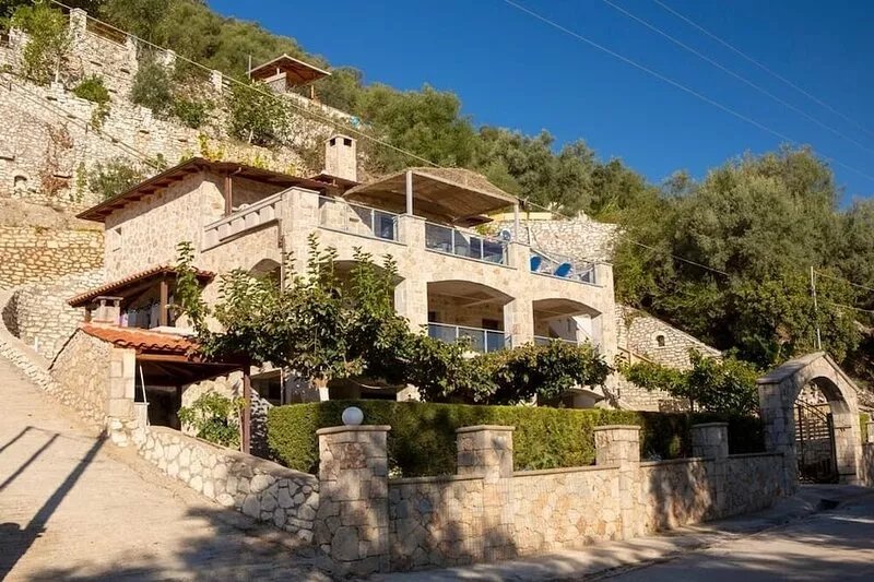 Watch the sunrise over the bay comfortable apartment with private pool, Nidri