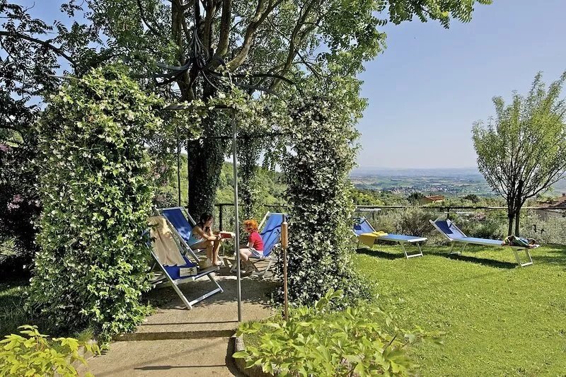 7 bedroom house, rural setting, private pool, free wifi, great for