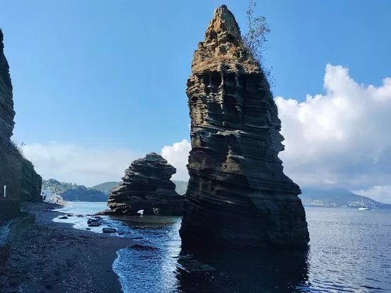 Faraglioni E Spiaggia
