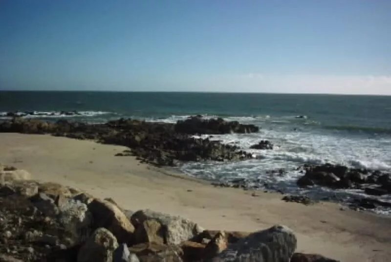- House with enclosed garden, sea view, 4 bedrooms, sleeps 8.
