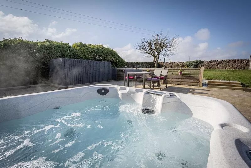Secluded cottage w/hot tub & close to cliff walks