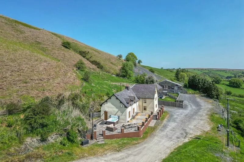 MAESGWYN, pet friendly, character holiday cottage in Beguildy