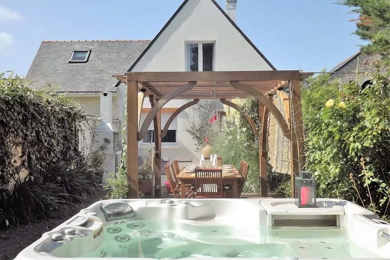 A 250 m from the sea, renting a villa for 12 people. Spa ...