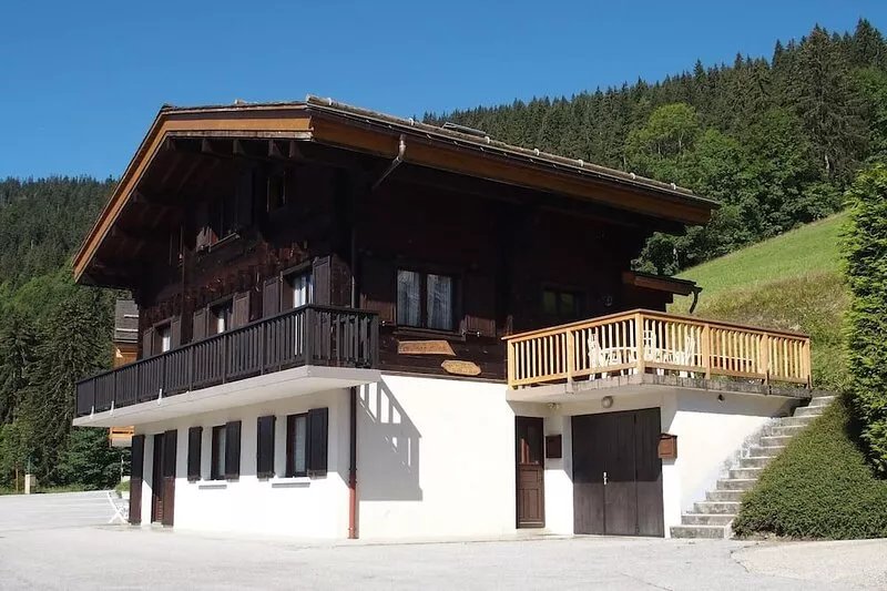 Apartment in a wooden chalet, facing south