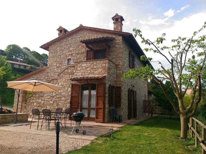 10 minutes walk from Todi center, with pool