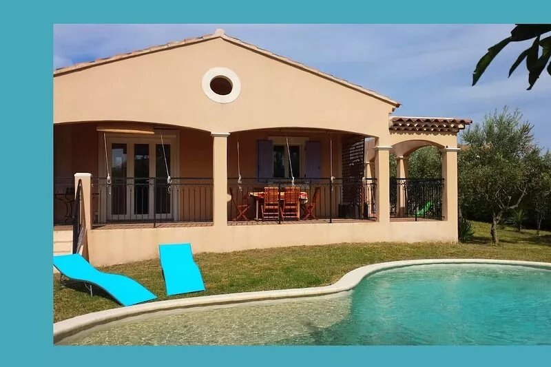 Villa with private pool, quiet and not overlooked near Avignon