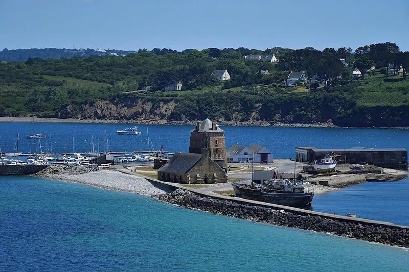 Contemporary house 160 m2, sleeps 8 to 9, stunning sea view