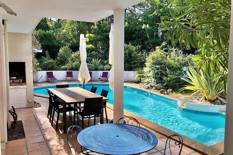 Magnificent architect-designed villa of 220m² located in Biscarrosse lac! Golf