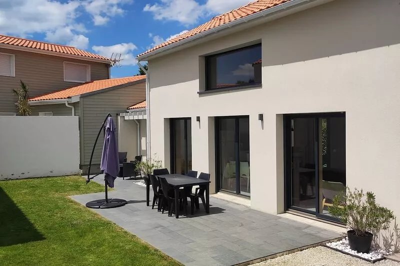 Comfortable new house 400m from the beach with large terrace
