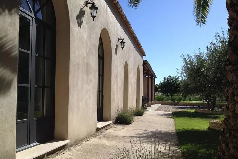Mas renovated with 6 bedrooms and 4 bathrooms and a heated swimming pool