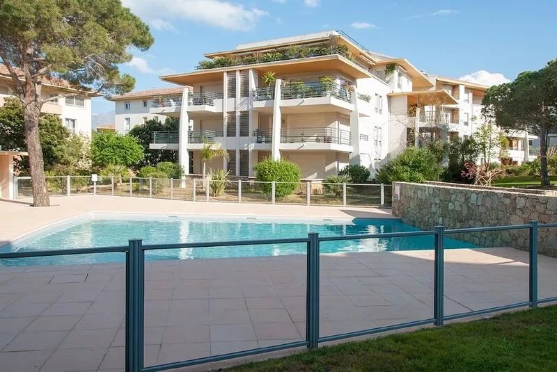 T3 of standing 80m2, terrace, swimming pool. Beach, shops 6 minutes walk