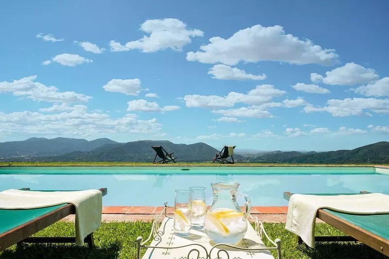 11th CENTURY VILLA, Stunning View & Pool, Unrivaled Private Setting near Lucca