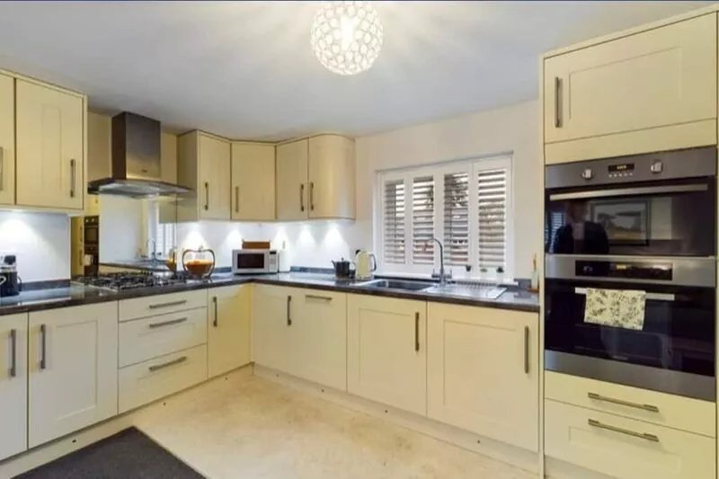 Luxury apartment in central Lichfield. Free parking. Sleeps up to 6 people