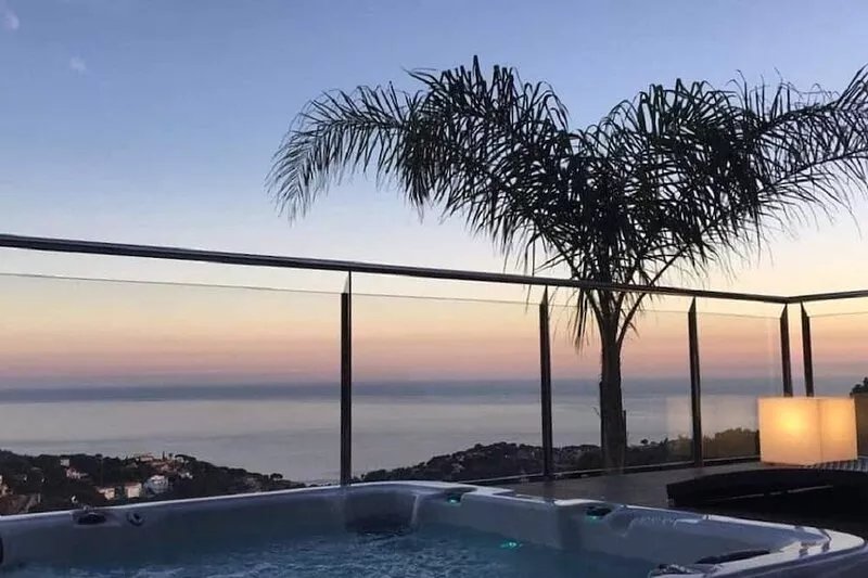 Villa with guest house, pool, jacuzzi and fantastic sea views!NEW: Outdoor