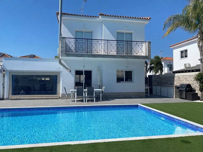 Villa 400 Meters Walk To The Beach, Sleep 6, 3 Bedrooms, 5 beds