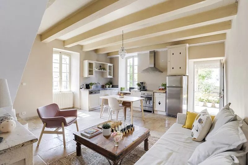 Charming apartment in town house in the heart of Eygalieres