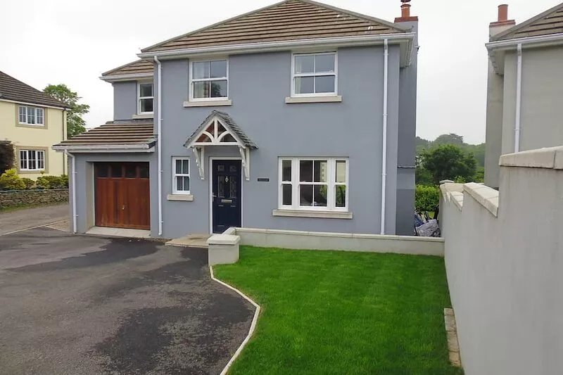 Modern detached house, 10 minute walk to large sandy beach