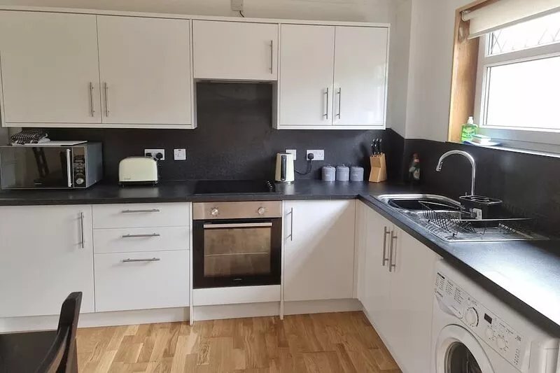 3 Bedroom house with 5 Single Beds and Private Driveway