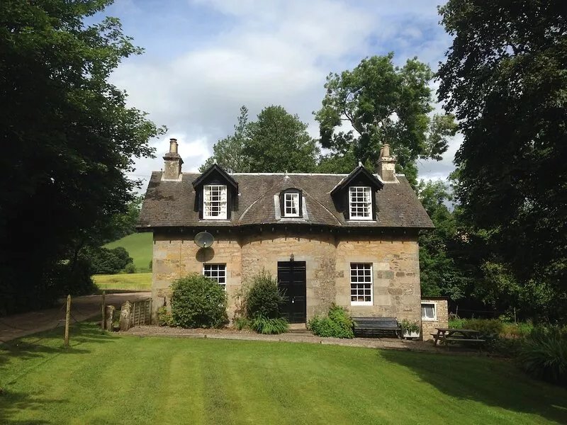GARDEN COTTAGE, near St Andrews. Glorious location!