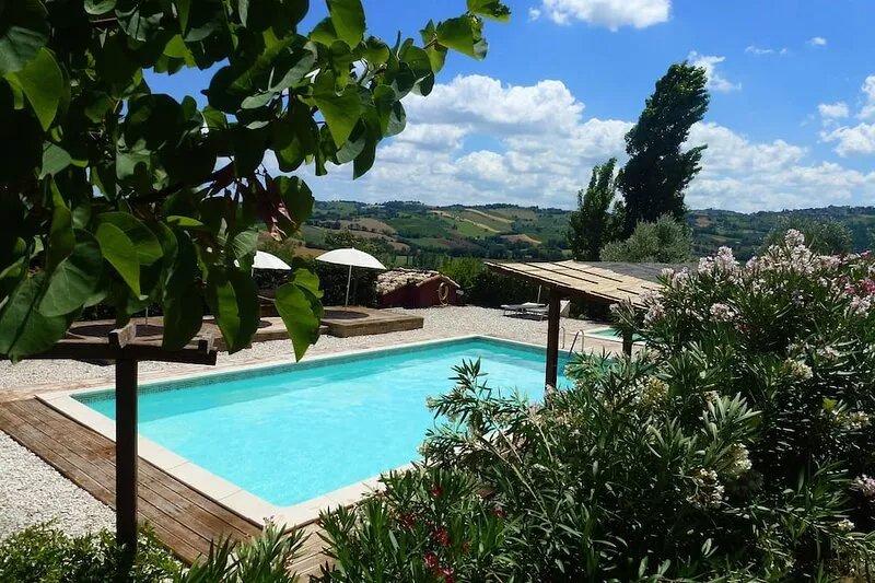 Casa-Montale, 3/5 Sotto, typical country house, gr. Pool, secluded location