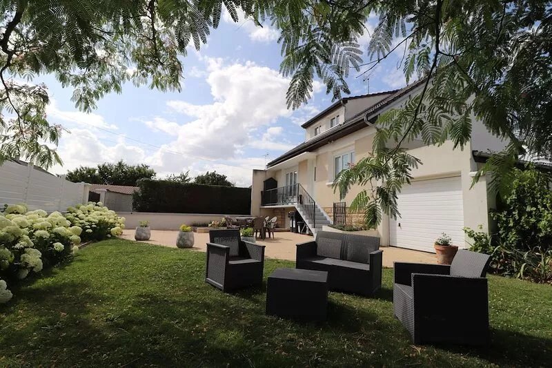 Countryside and close to Disney, La Vallée Village, and Paris......