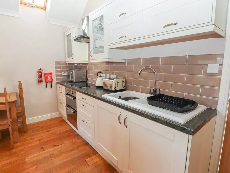 TOP FARM LODGE, pet friendly, character holiday cottage in Knockin