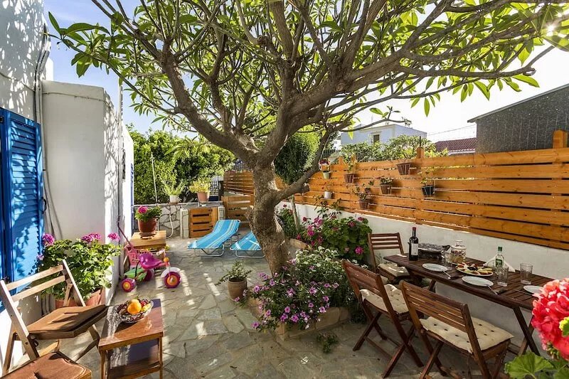 2BD Traditional Mediterranean Family House 10min from the beach