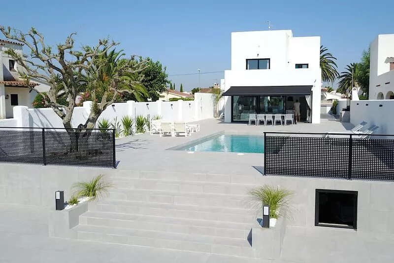 Empuriabrava Magnificent Villa on canal 10 persons