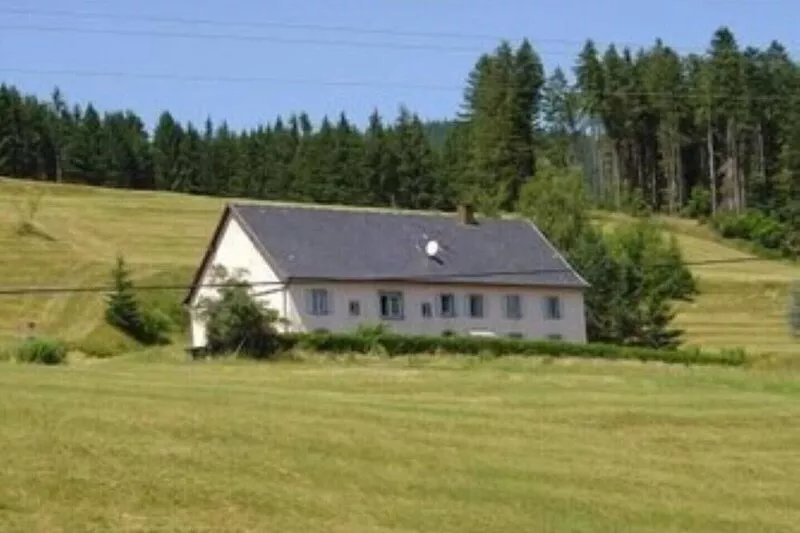 LARGE HOUSE SLEEPS 24 IN THE MIDDLE OF THE MEADOWS