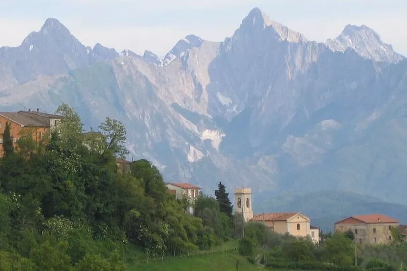House in a Tuscan mountain village with private swimming pool and stunning views
