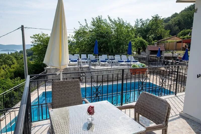 Hillside apartment with stunning views of sea and mountains, sea 2 km, pool