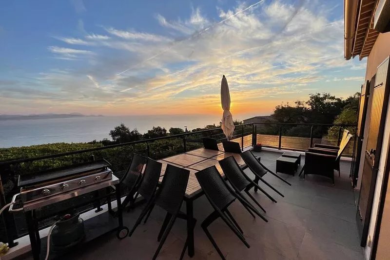 Air-conditioned villa with panoramic sea view and heated pool, 900m from the