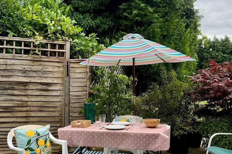 Flat Beaconsfield Bucks UK w/patio & free parking sleeps 4