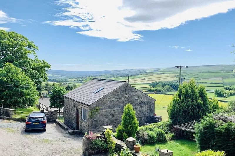 One bed Detached Converted Barn With Panoramic Views of the Wharf & Aire Valley