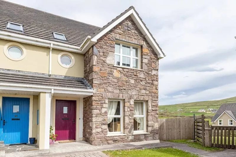 "cois Chnoic" - Set Along The Hills Of Dingle Town
