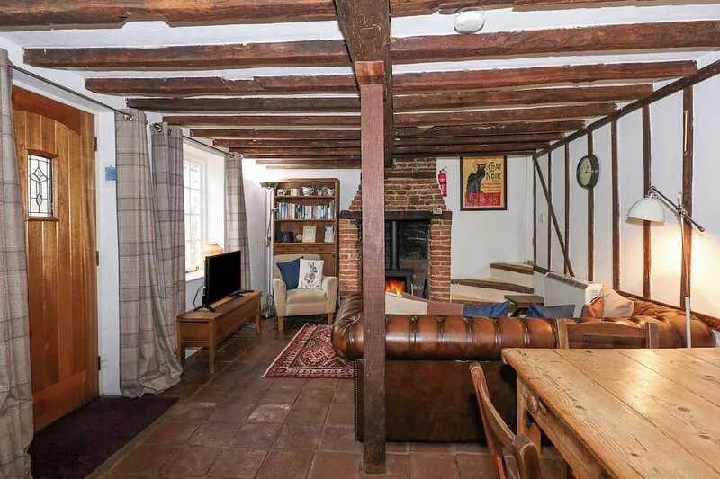 PLOUGHMAN'S, pet friendly, character holiday cottage in Hoxne