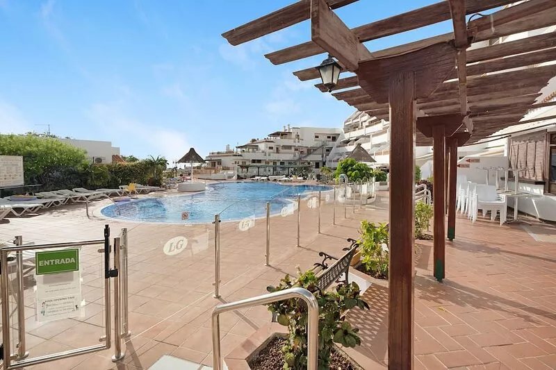 Vacation Home "Los Geranios 404" with Sea View, Shared Pool & Wi-Fi