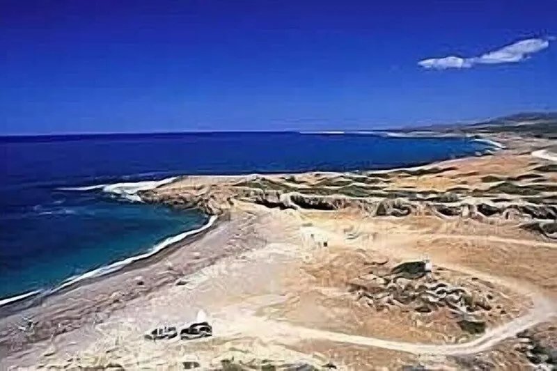 Amazing panoramic hillside/ocean views, large sunny terrace.